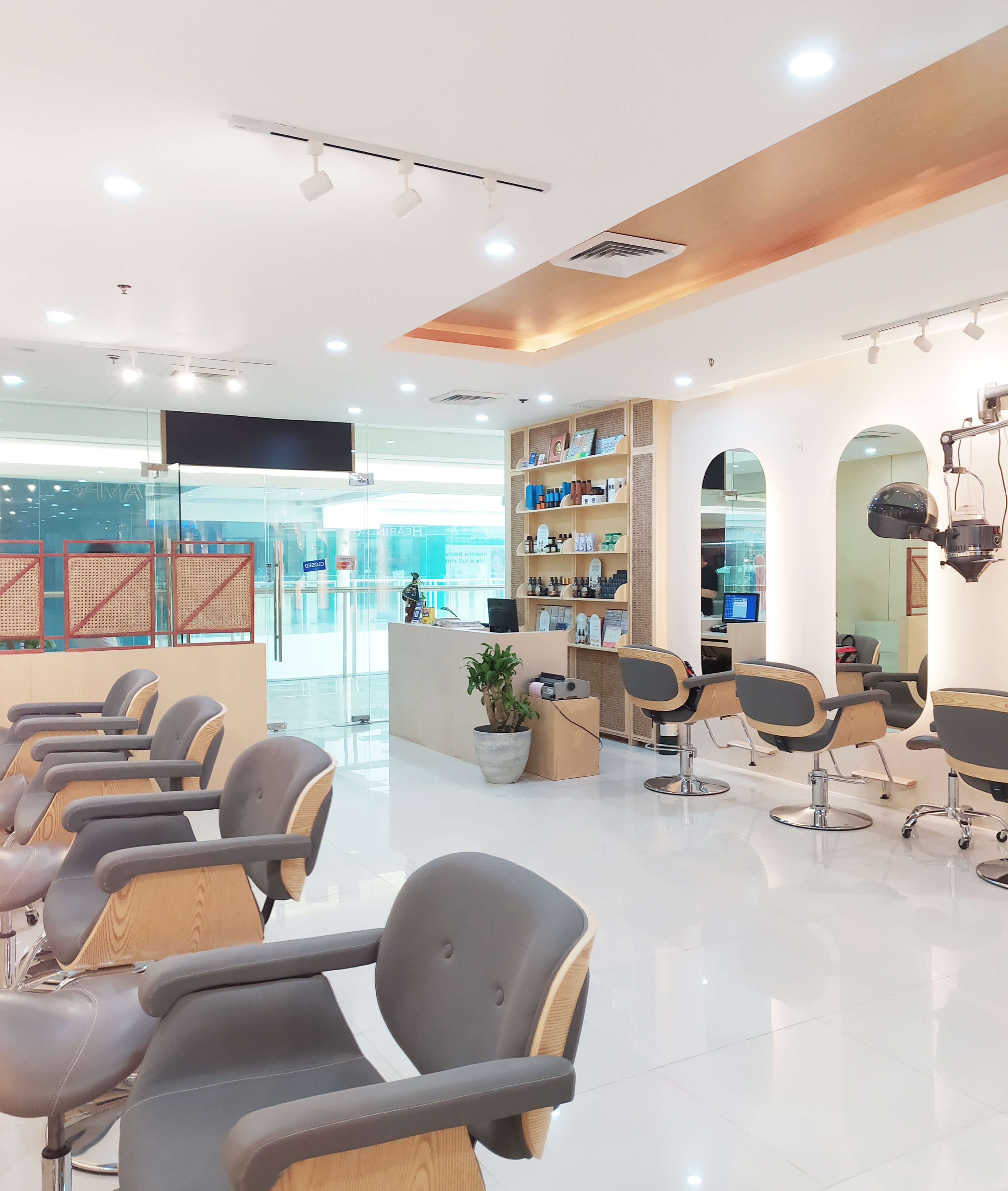 Đặt chỗ salon tóc trực tuyến vô cùng dễ dàng và tiện lợi, giúp bạn không cần phải đợi đến lượt, không còn trở ngại khi thời gian của bạn quá hạn. Hãy xem hình ảnh và khám phá lợi ích của việc đặt chỗ trực tuyến tại salon tóc nhé!